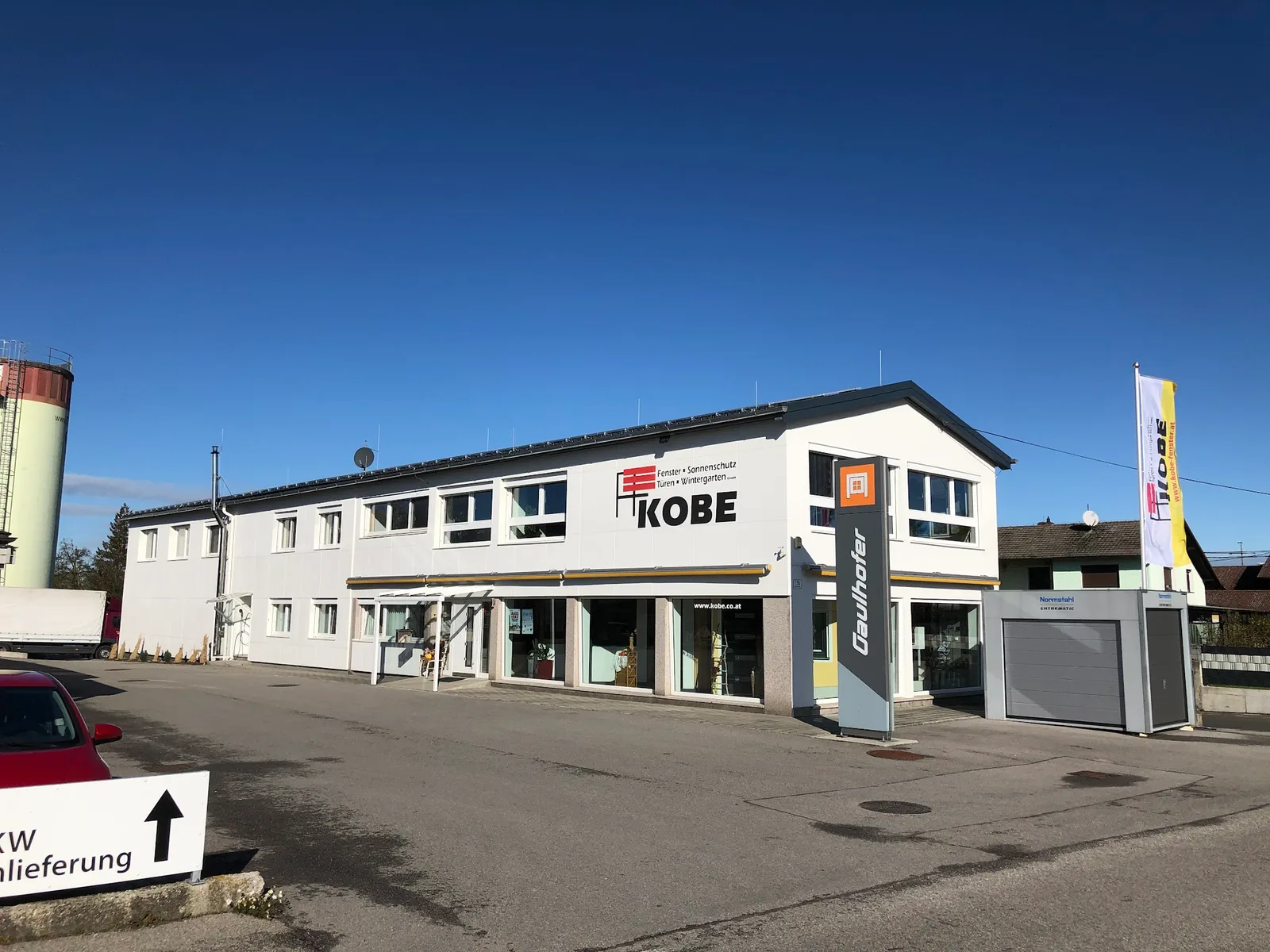 Firmengebäude von KOBE in Altheim mit Schriftzug und Fahne