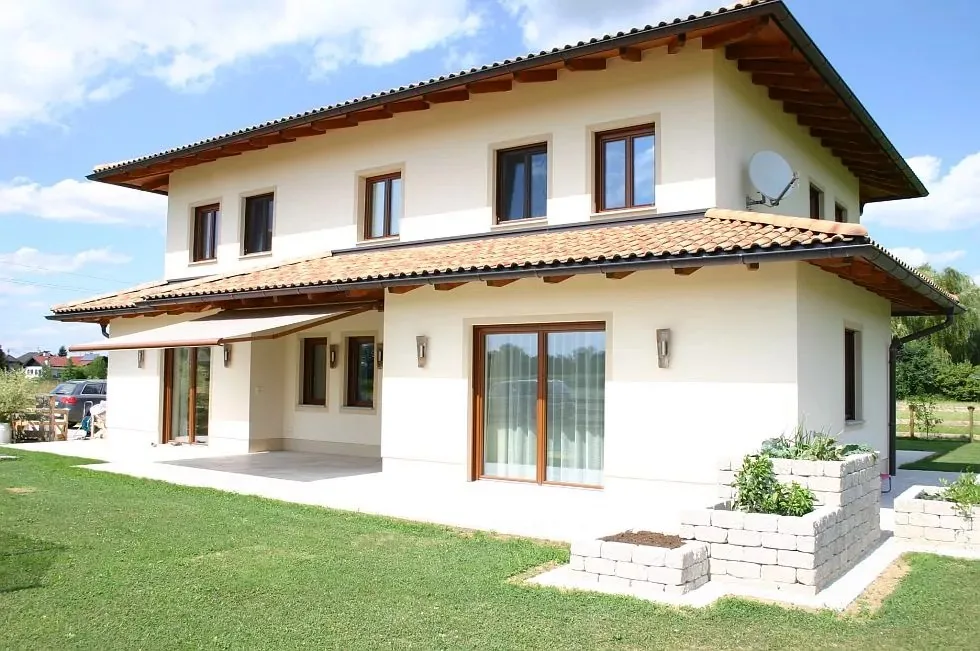 Einfamilienhaus mit neuen Fenstern und Terrassentüren