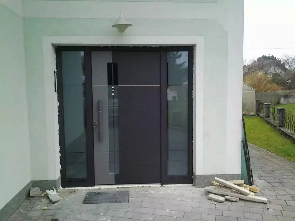 Frisch eingebaute dunkle Haustür mit Seitenteil