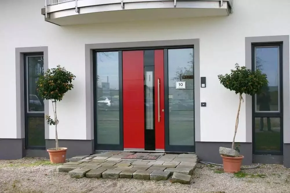 Rote Aluminium-Haustür mit zwei Glasseitenteilen